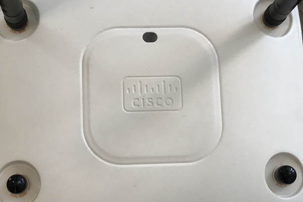 Cisco-Logo auf einem Cisco-Router