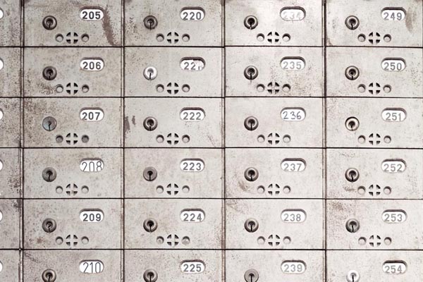 Altmodische Postschließfächer mit Nummernaufkleber